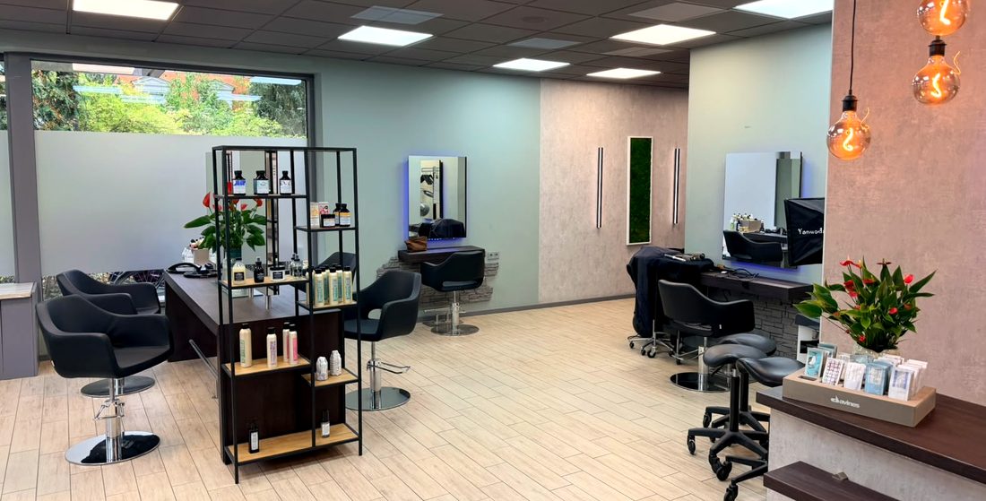 Arbeitsplätze mit Spiegeln und warmem Pendellicht im Salon