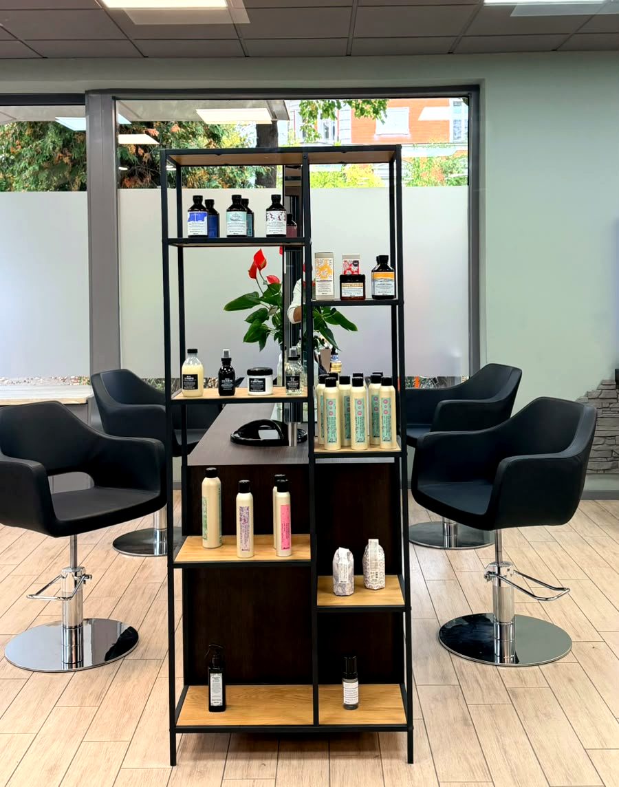 Regal mit Pflegeprodukten zwischen den Arbeitsplätzen